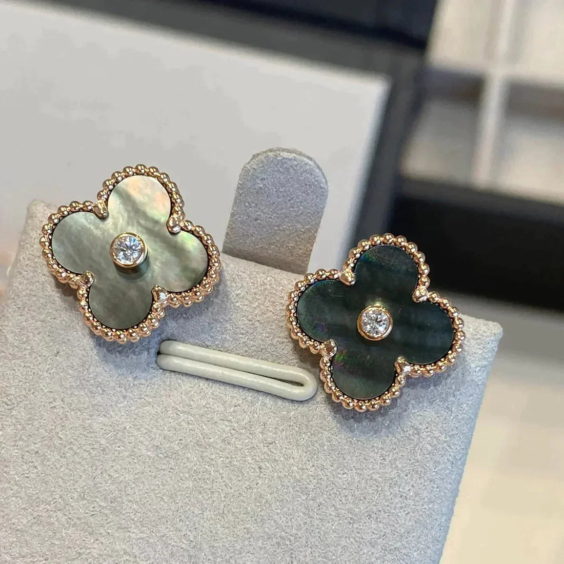 [Limara]CLOVER MEDIUM 1 MOTIFS GRAY MOP  DIAMOND EARRINGS