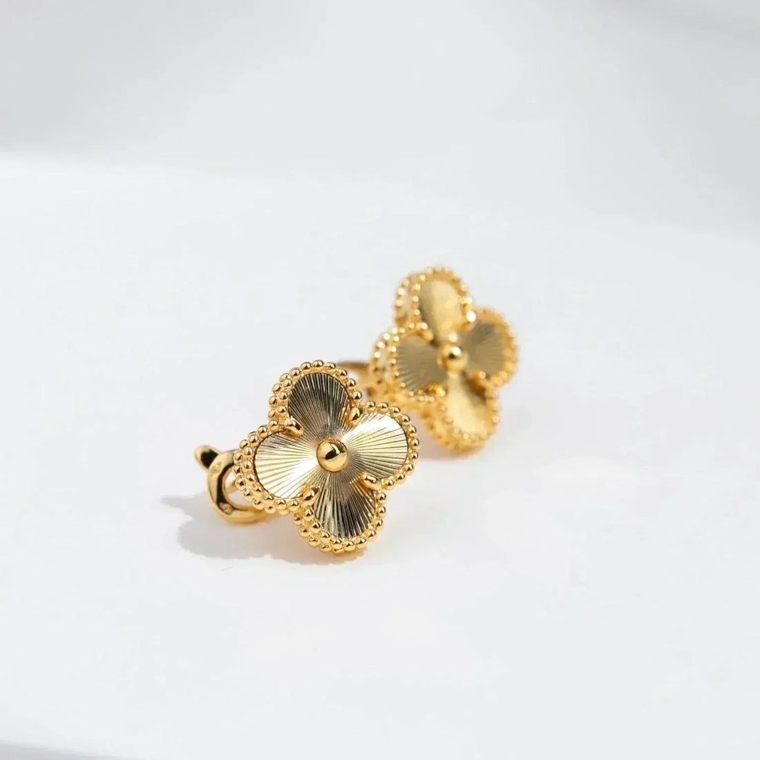 [Limara]CLOVER MEDIUM 1 MOTIFS LASER EARRINGS