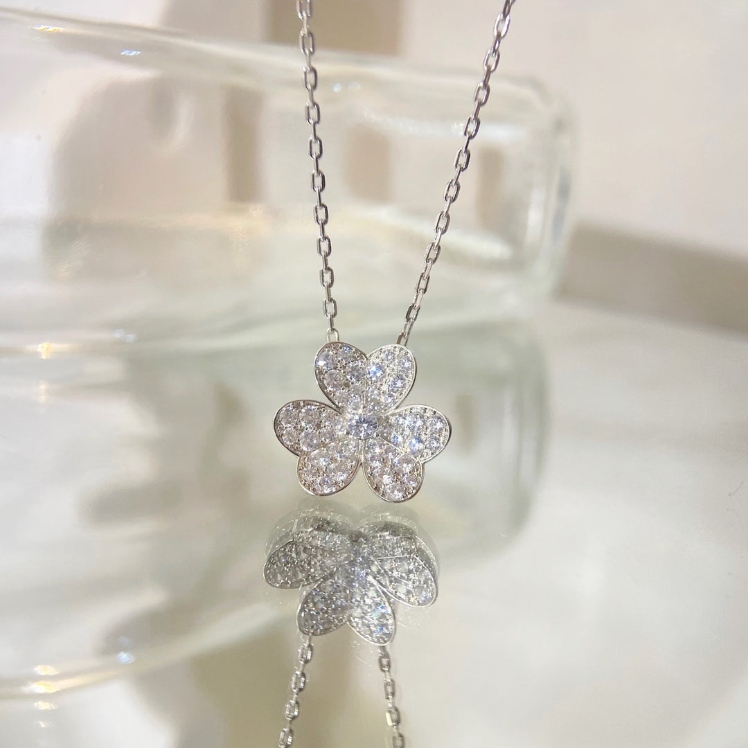 [Limara]PAVÉ DIAMOND FLOWER CHARM NECKLACE