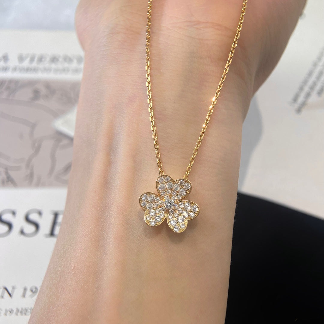 [Limara]PAVÉ DIAMOND FLOWER CHARM NECKLACE