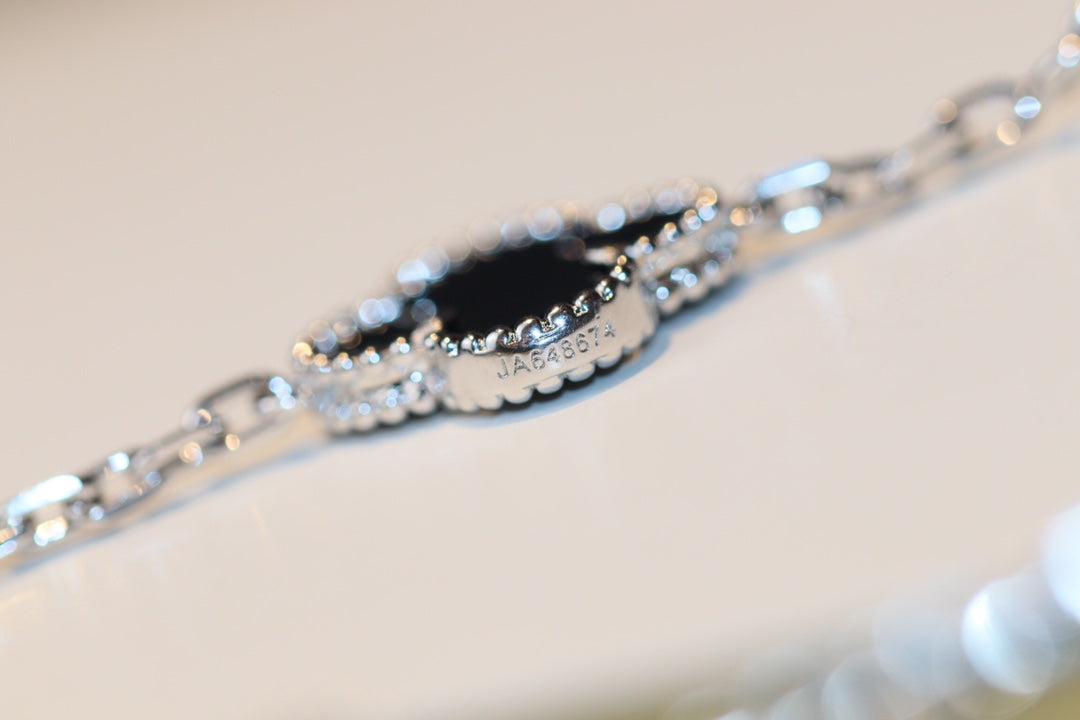 [Limara]CLOVER 20 MOTIFS ONYX DIAMOND SILVER