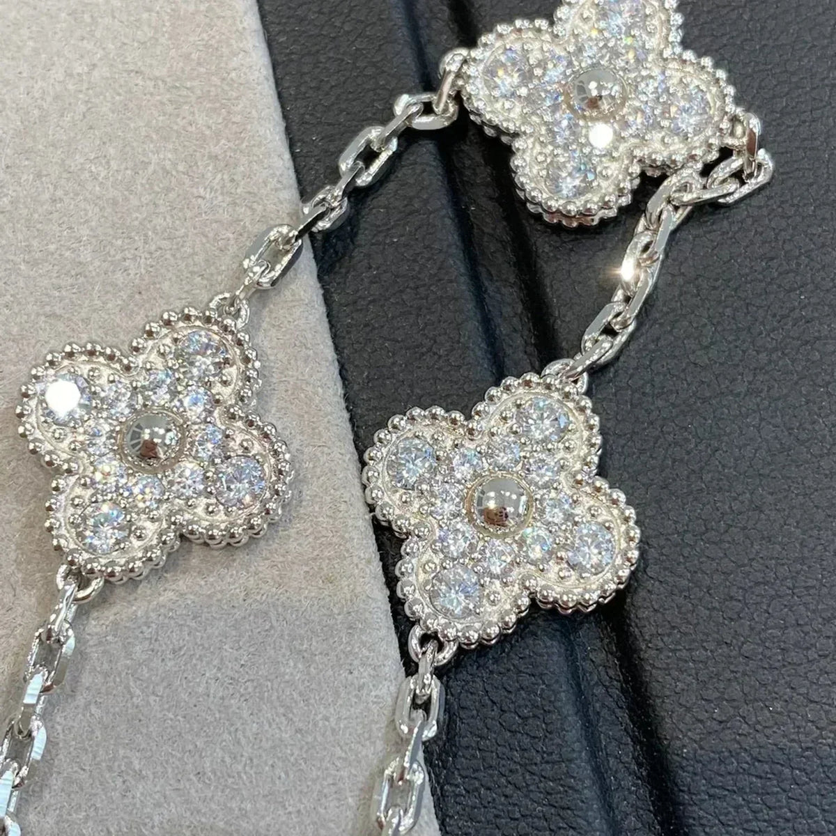 [Limara]LUCKY CLOVER 5-MOTIF BRACELET - FULL-DIAMOND