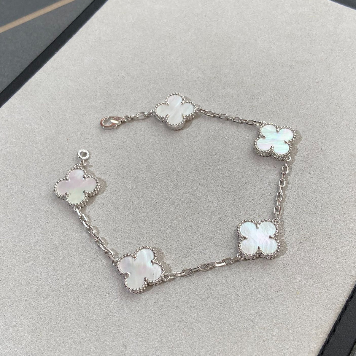 [Limara] CLOVER WHITE PEARL MOP 5 MOTIF BRACELET COLLECTION