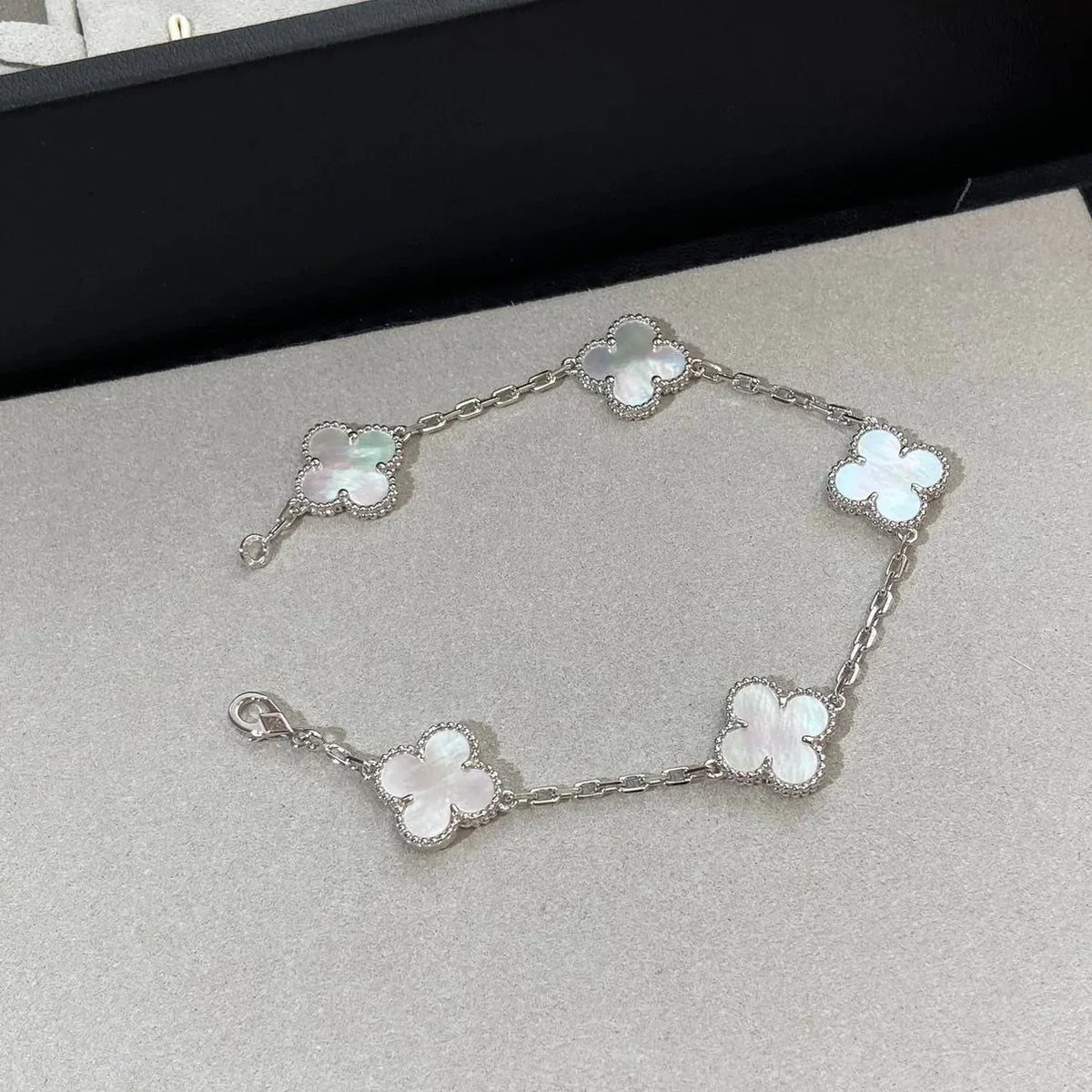 [Limara]LUCKY CLOVER 5-MOTIF BRACELET - WHITE MOTHER-OF-PEARL COLLECTION