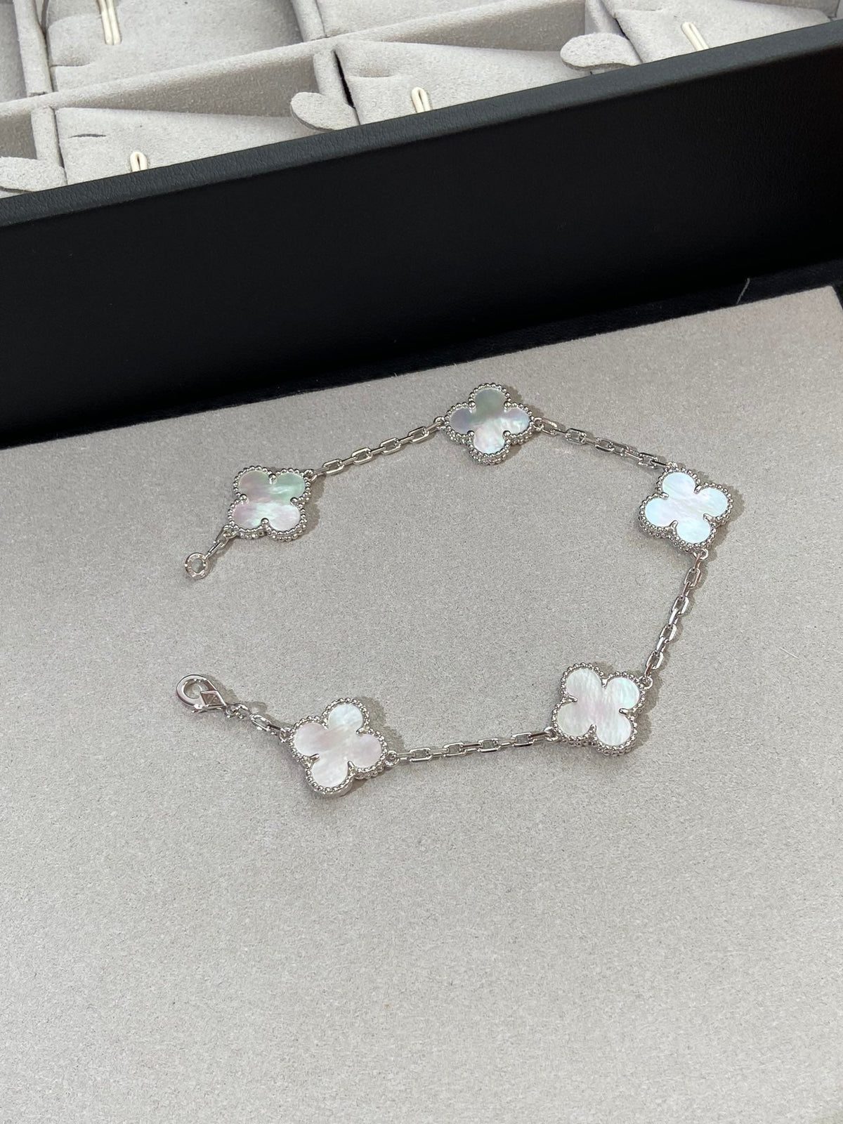 [Limara] CLOVER WHITE PEARL MOP 5 MOTIF BRACELET COLLECTION