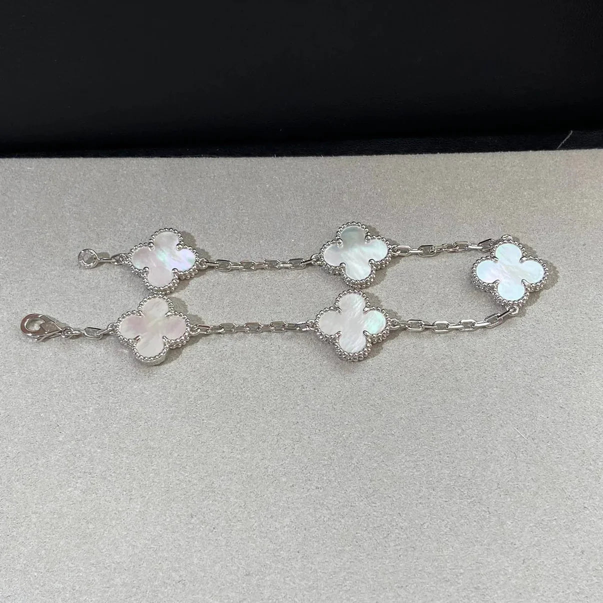 [Limara]LUCKY CLOVER 5-MOTIF BRACELET - WHITE MOTHER-OF-PEARL COLLECTION