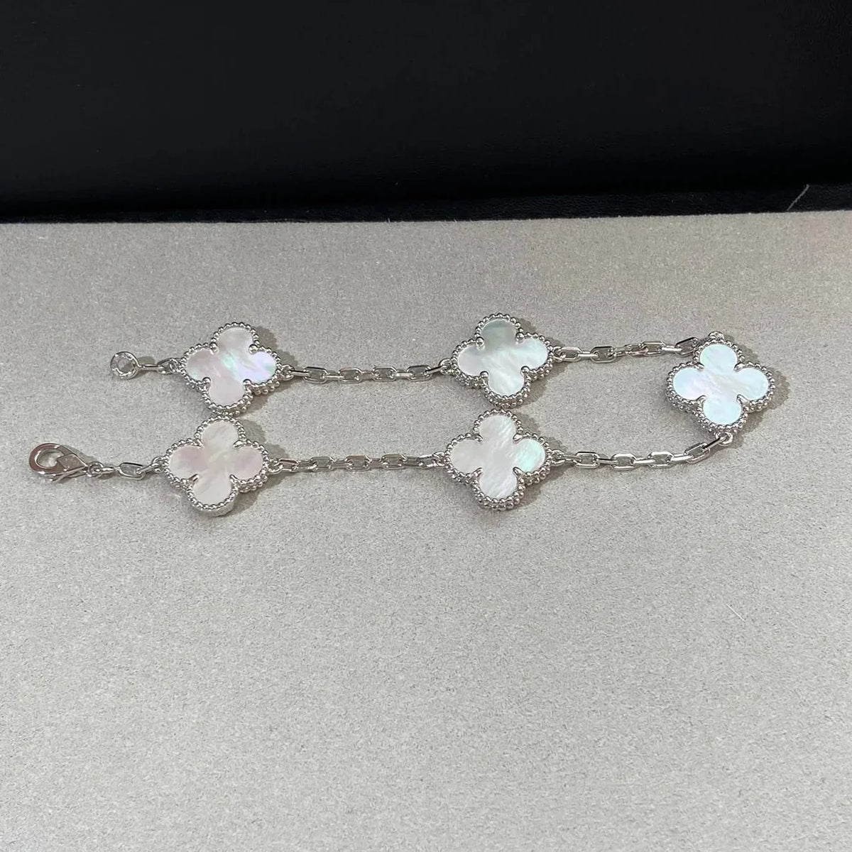 [Limara]LUCKY CLOVER 5-MOTIF BRACELET - WHITE MOTHER-OF-PEARL COLLECTION