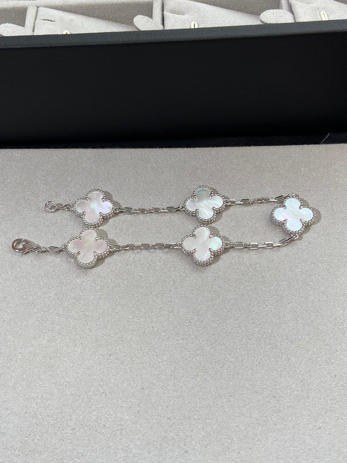 [Limara] CLOVER WHITE PEARL MOP 5 MOTIF BRACELET COLLECTION