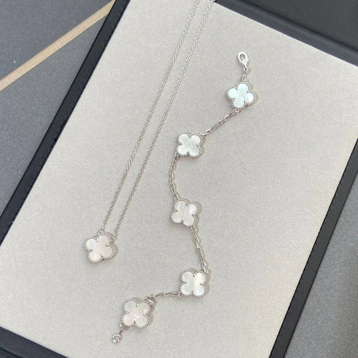 [Limara]LUCKY CLOVER 5-MOTIF BRACELET - WHITE MOTHER-OF-PEARL COLLECTION