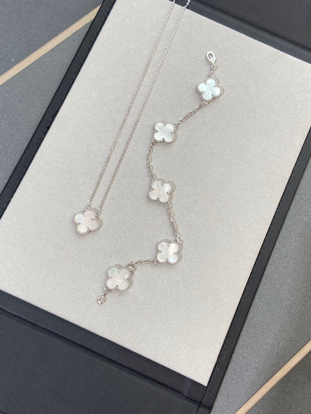 [Limara] CLOVER WHITE PEARL MOP 5 MOTIF BRACELET COLLECTION