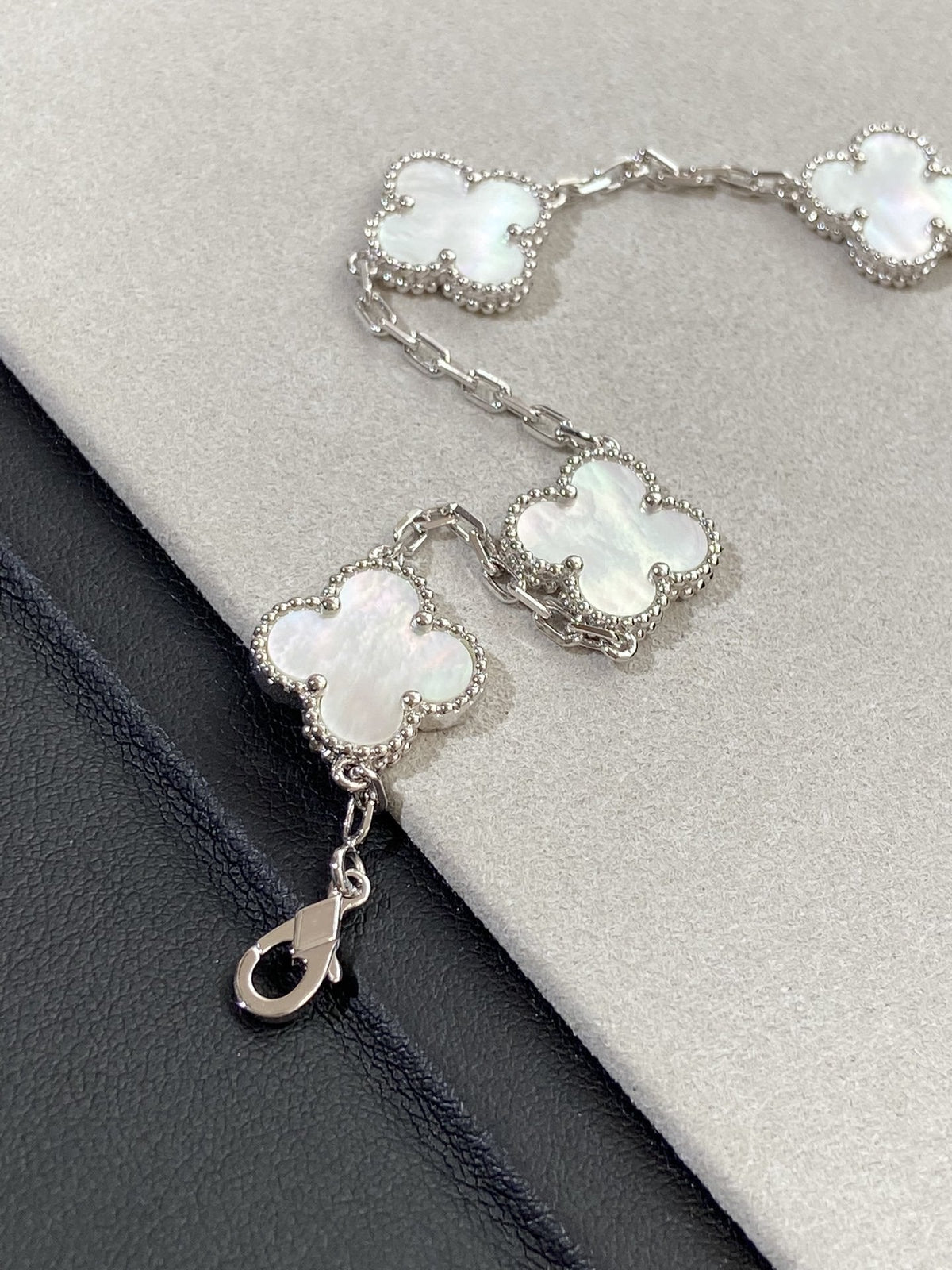 [Limara] CLOVER WHITE PEARL MOP 5 MOTIF BRACELET COLLECTION