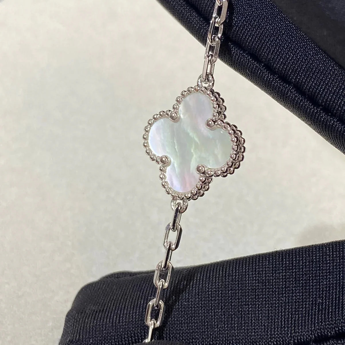 [Limara]LUCKY CLOVER 5-MOTIF BRACELET - WHITE MOTHER-OF-PEARL COLLECTION