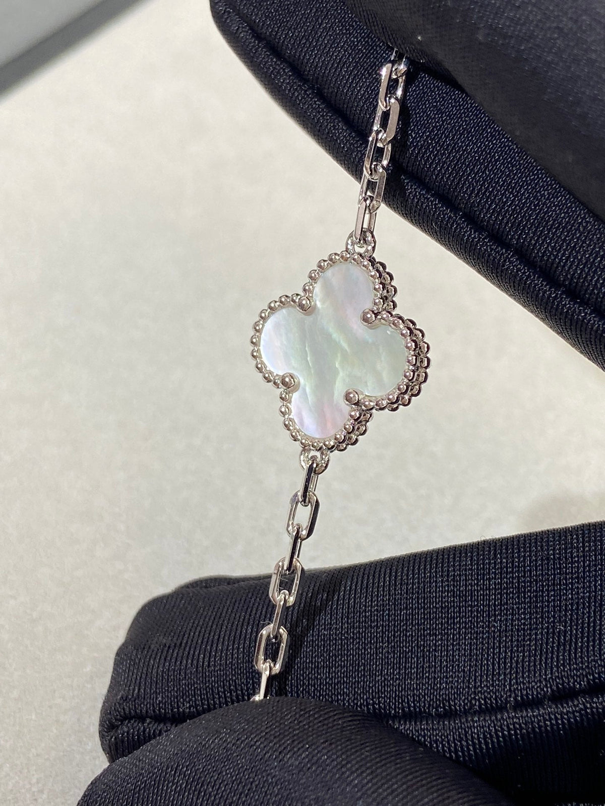 [Limara] CLOVER WHITE PEARL MOP 5 MOTIF BRACELET COLLECTION