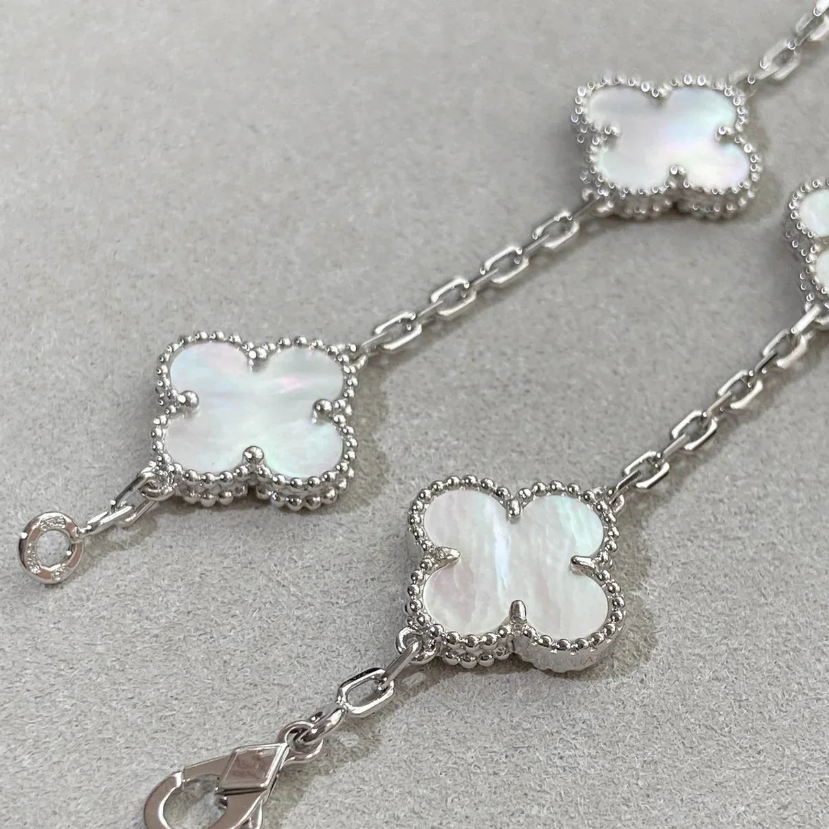 [Limara]LUCKY CLOVER 5-MOTIF BRACELET - WHITE MOTHER-OF-PEARL COLLECTION