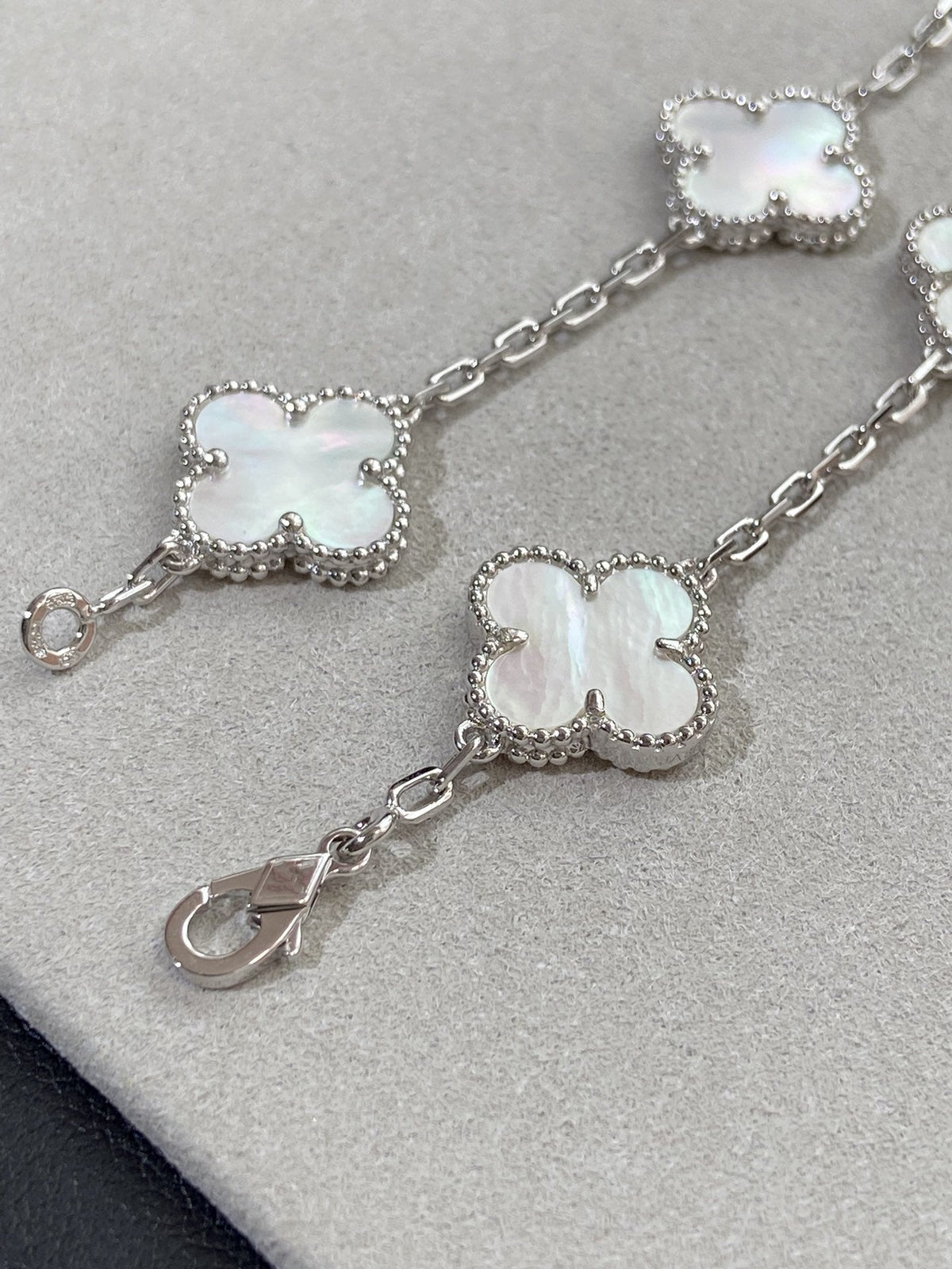 [Limara] CLOVER WHITE PEARL MOP 5 MOTIF BRACELET COLLECTION