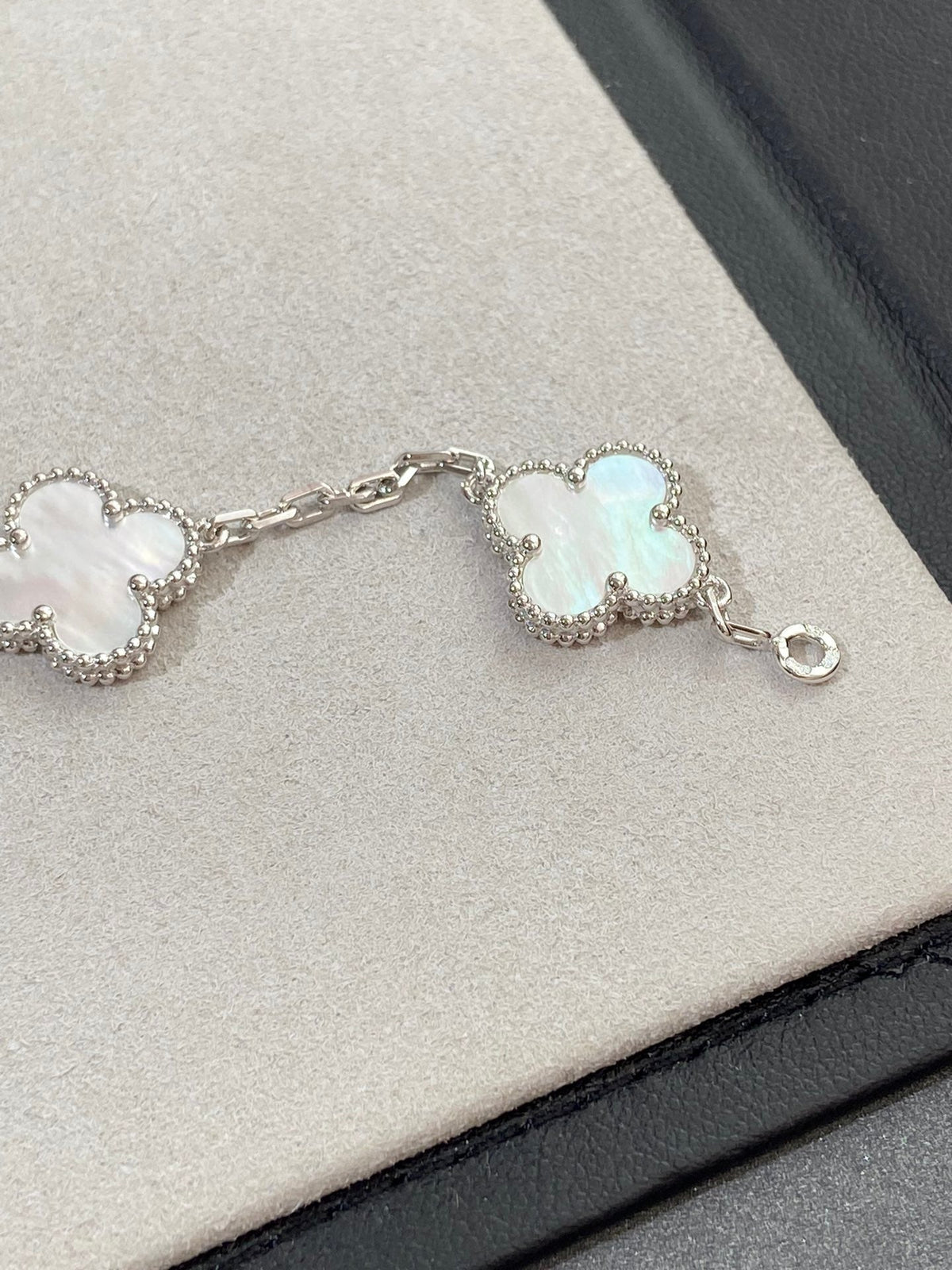 [Limara] CLOVER WHITE PEARL MOP 5 MOTIF BRACELET COLLECTION