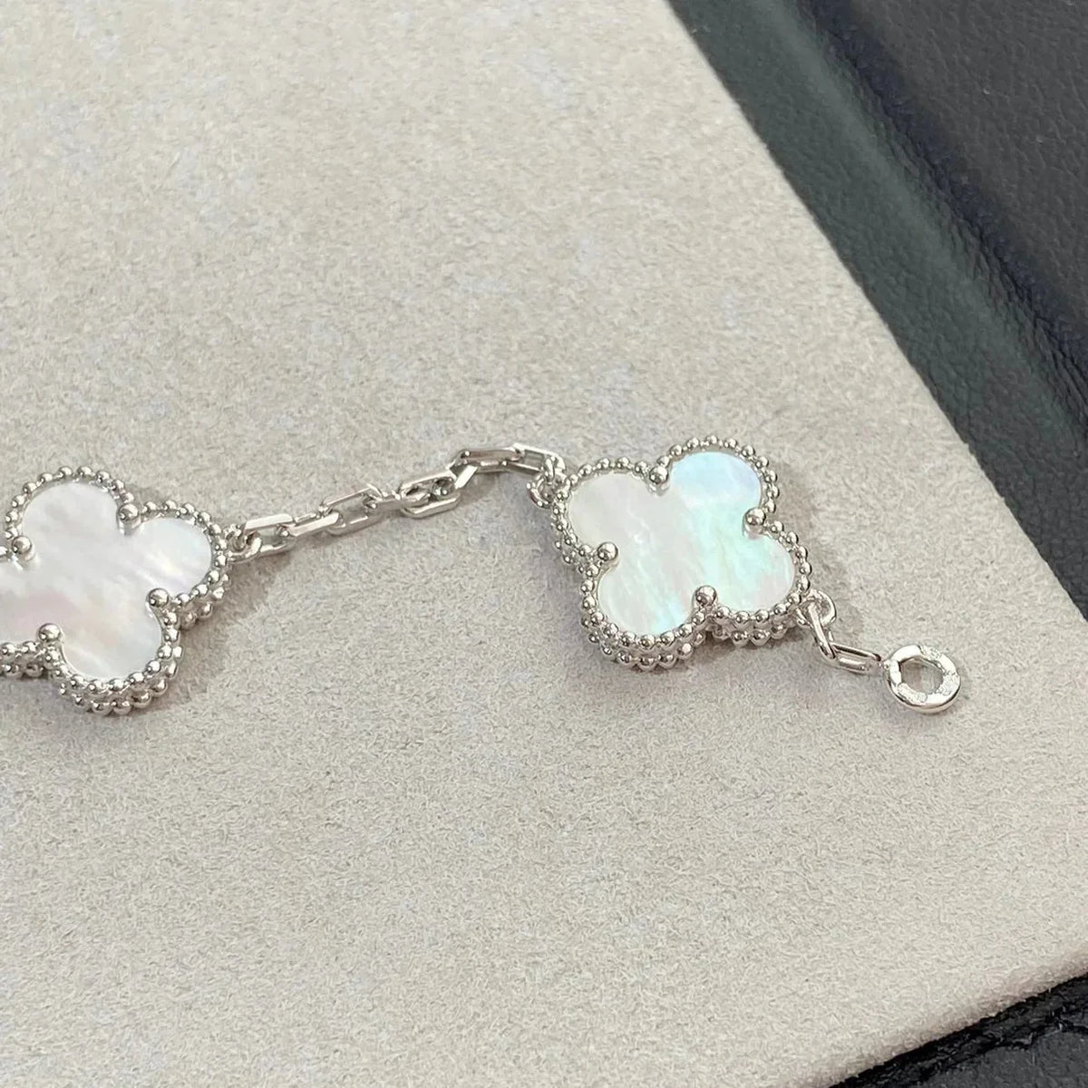 [Limara]LUCKY CLOVER 5-MOTIF BRACELET - WHITE MOTHER-OF-PEARL COLLECTION