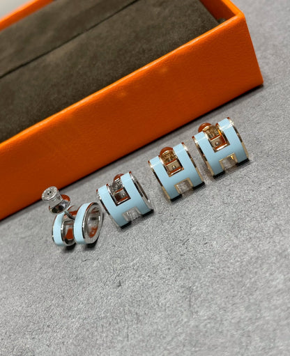 [Limara]POP H SKY BLUE STUD EARRINGS