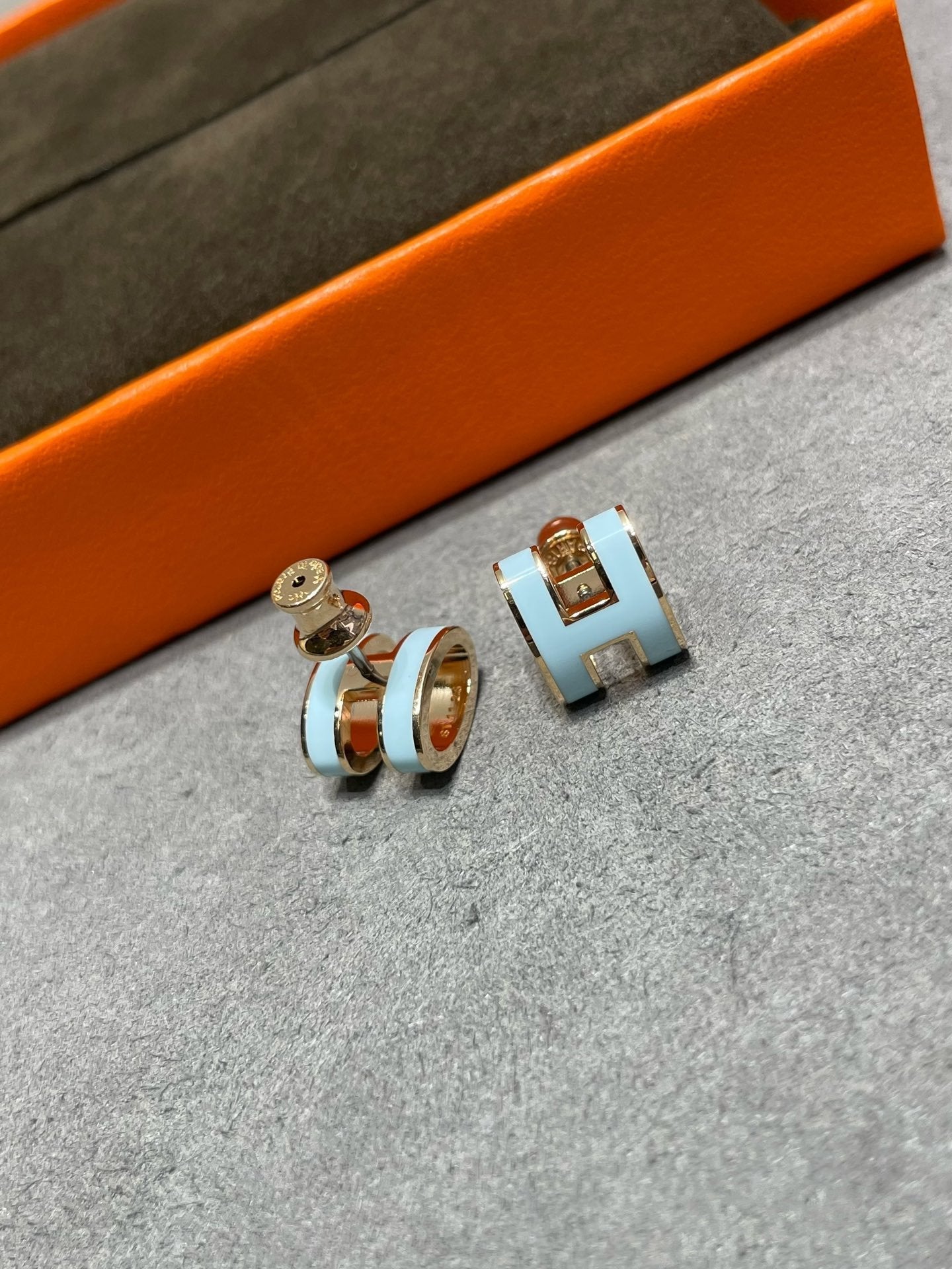 [Limara]POP H SKY BLUE STUD EARRINGS
