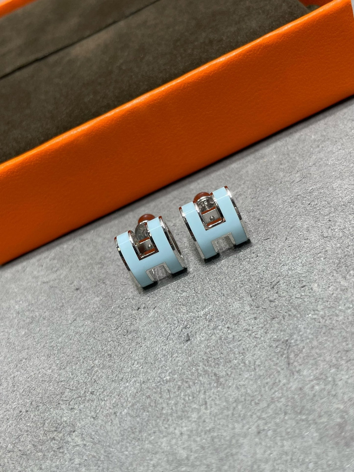 [Limara]POP H SKY BLUE STUD EARRINGS