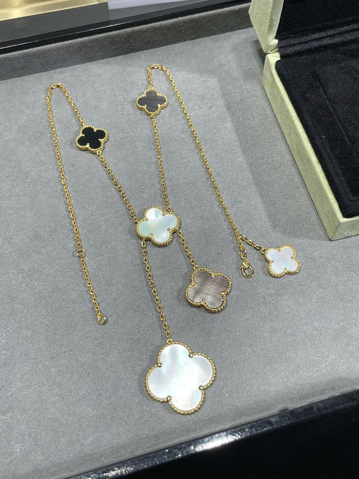 [Limara]CLOVER 6 MOTIF MOP ONYX GOLD NECKLACE