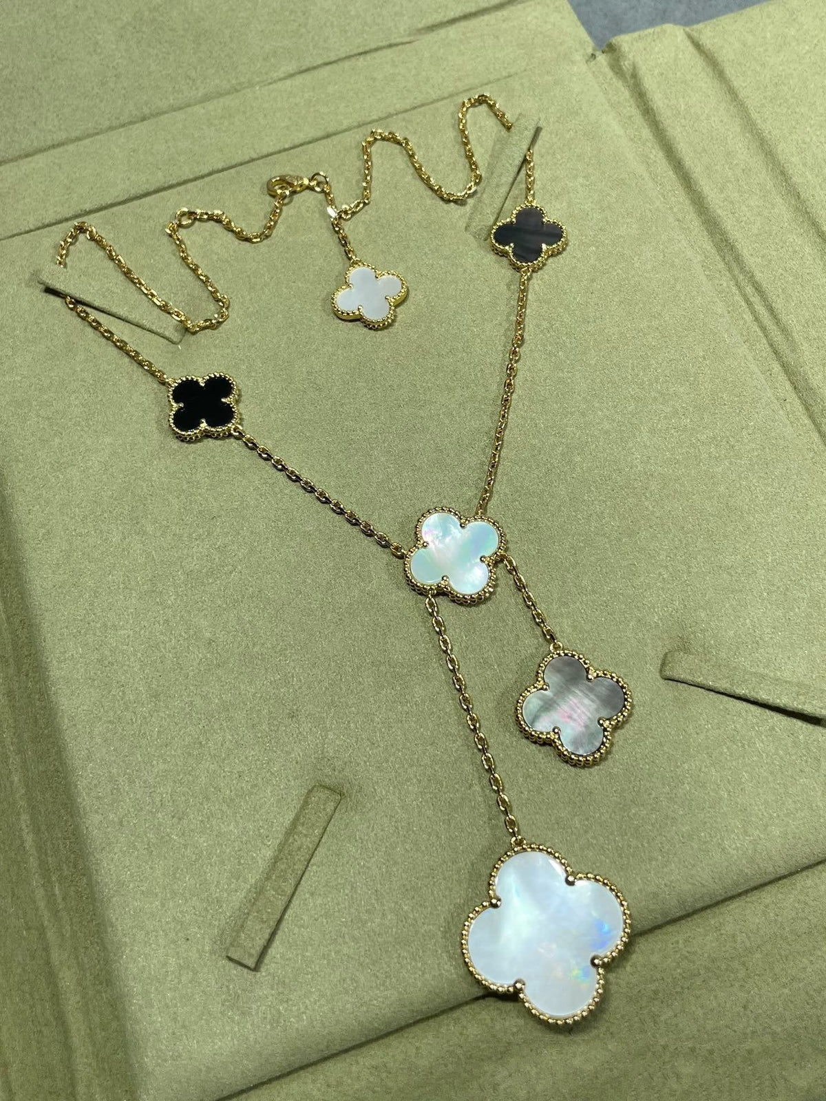 [Limara]CLOVER 6 MOTIF MOP ONYX GOLD NECKLACE