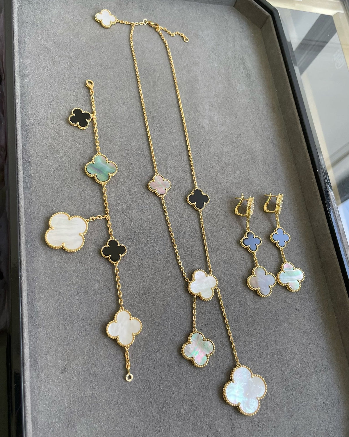 [Limara]CLOVER 3 MOTIF MOP ONYX DARK MOP PINK GOLD EARRINGS