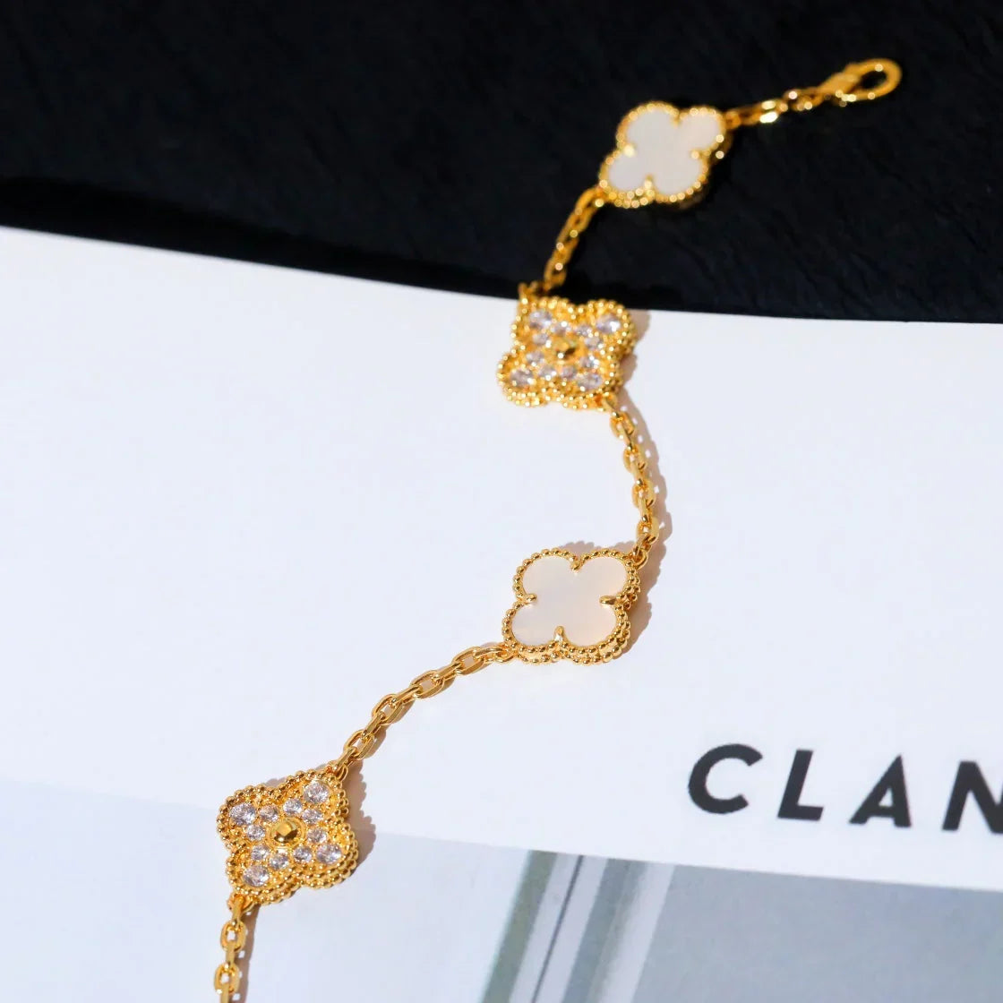 [Limara]LUCKY CLOVER 5-MOTIF BRACELET - WHITE MOTHER-OF-PEARL COLLECTION