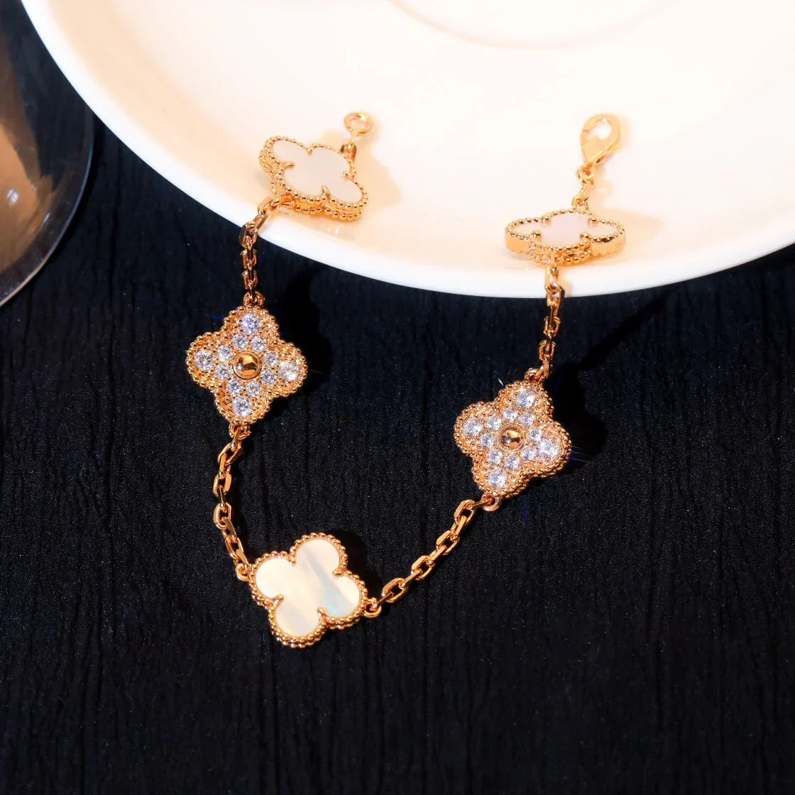 [Limara]LUCKY CLOVER 5-MOTIF BRACELET - WHITE MOTHER-OF-PEARL COLLECTION