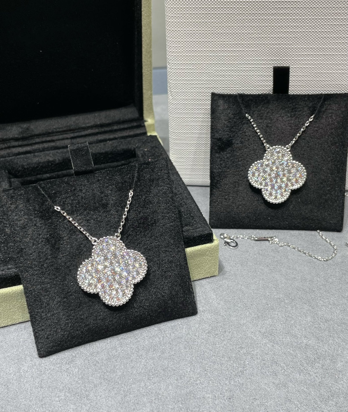 [Limara]CLOVER 25MM LARGE PENDANT DIAMOND PAVED SILVER NECKLACE