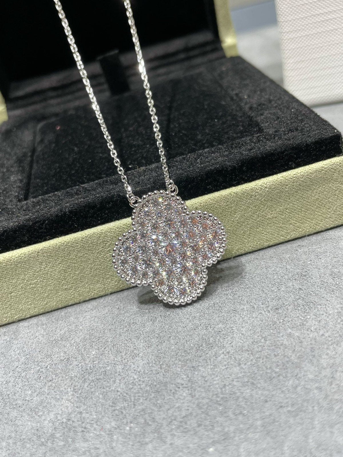 [Limara]CLOVER 25MM LARGE PENDANT DIAMOND PAVED SILVER NECKLACE
