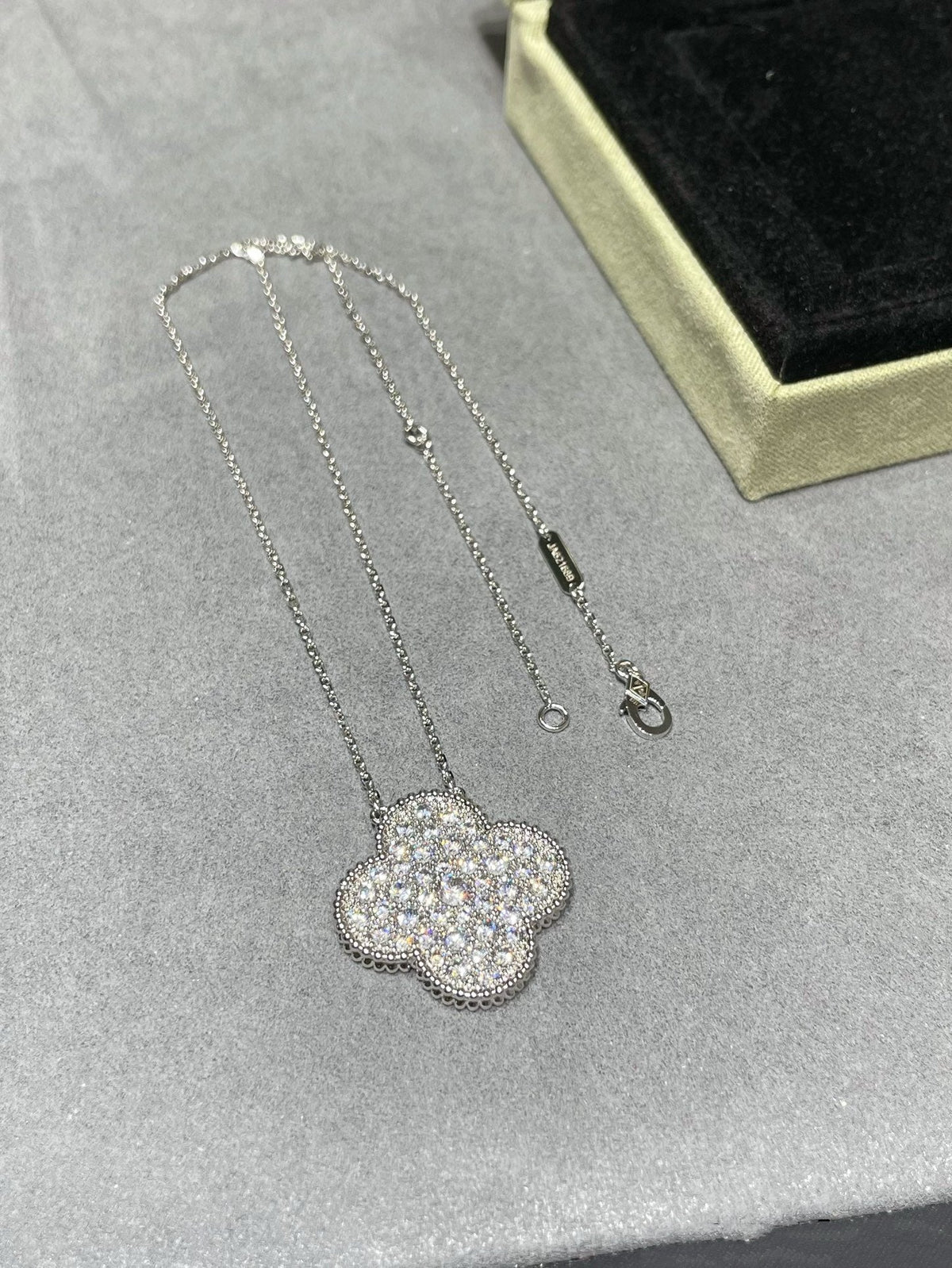 [Limara]CLOVER 25MM LARGE PENDANT DIAMOND PAVED SILVER NECKLACE