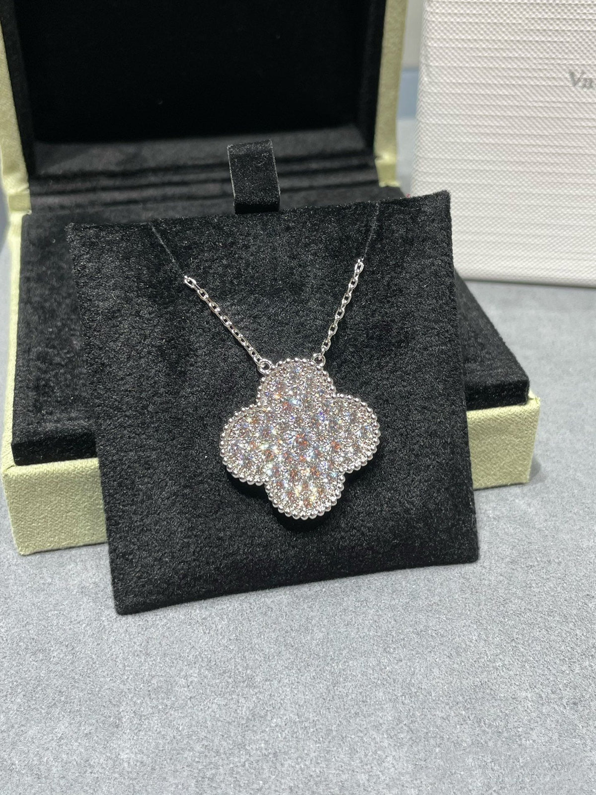 [Limara]CLOVER 25MM LARGE PENDANT DIAMOND PAVED SILVER NECKLACE