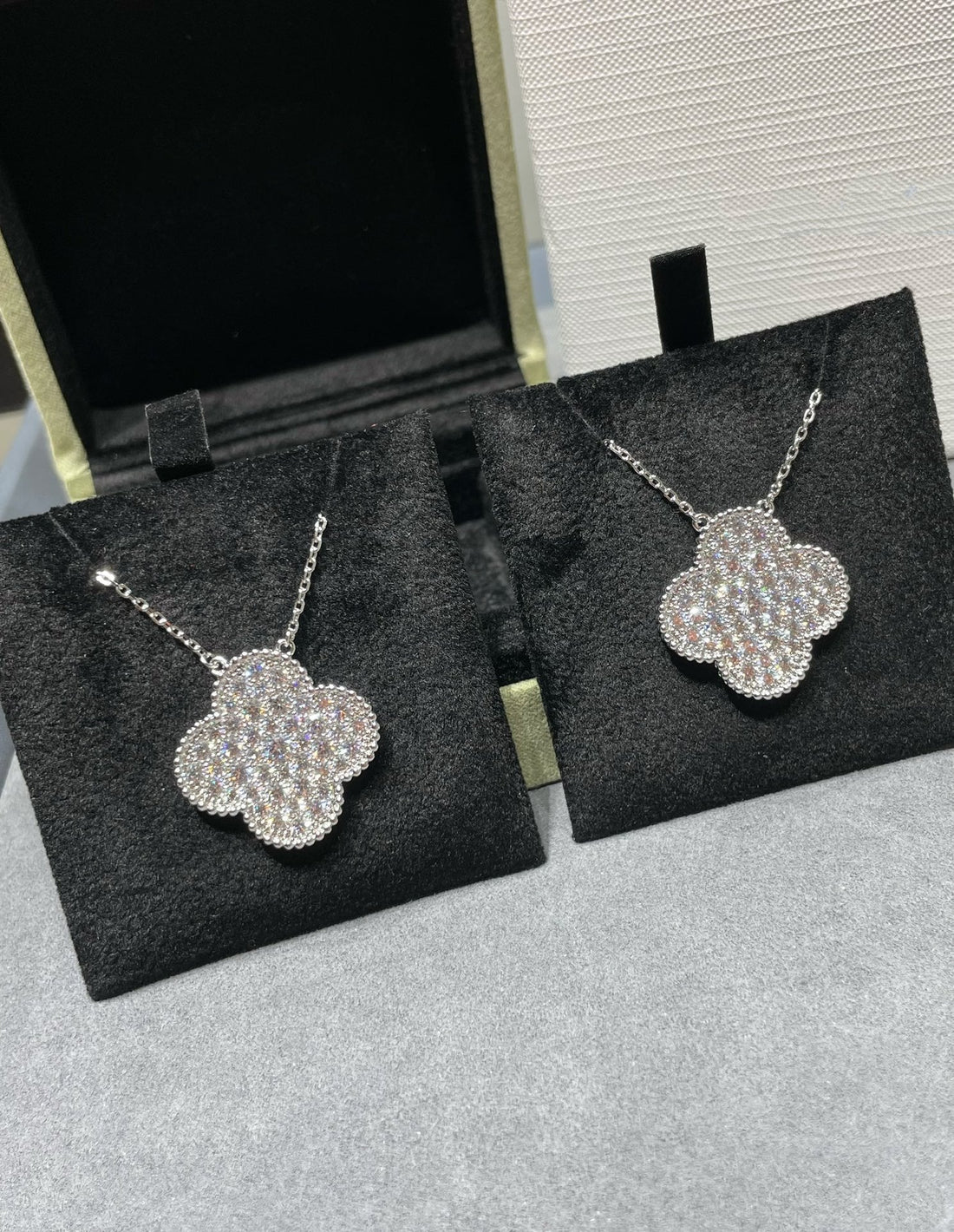 [Limara]CLOVER 25MM LARGE PENDANT DIAMOND PAVED SILVER NECKLACE