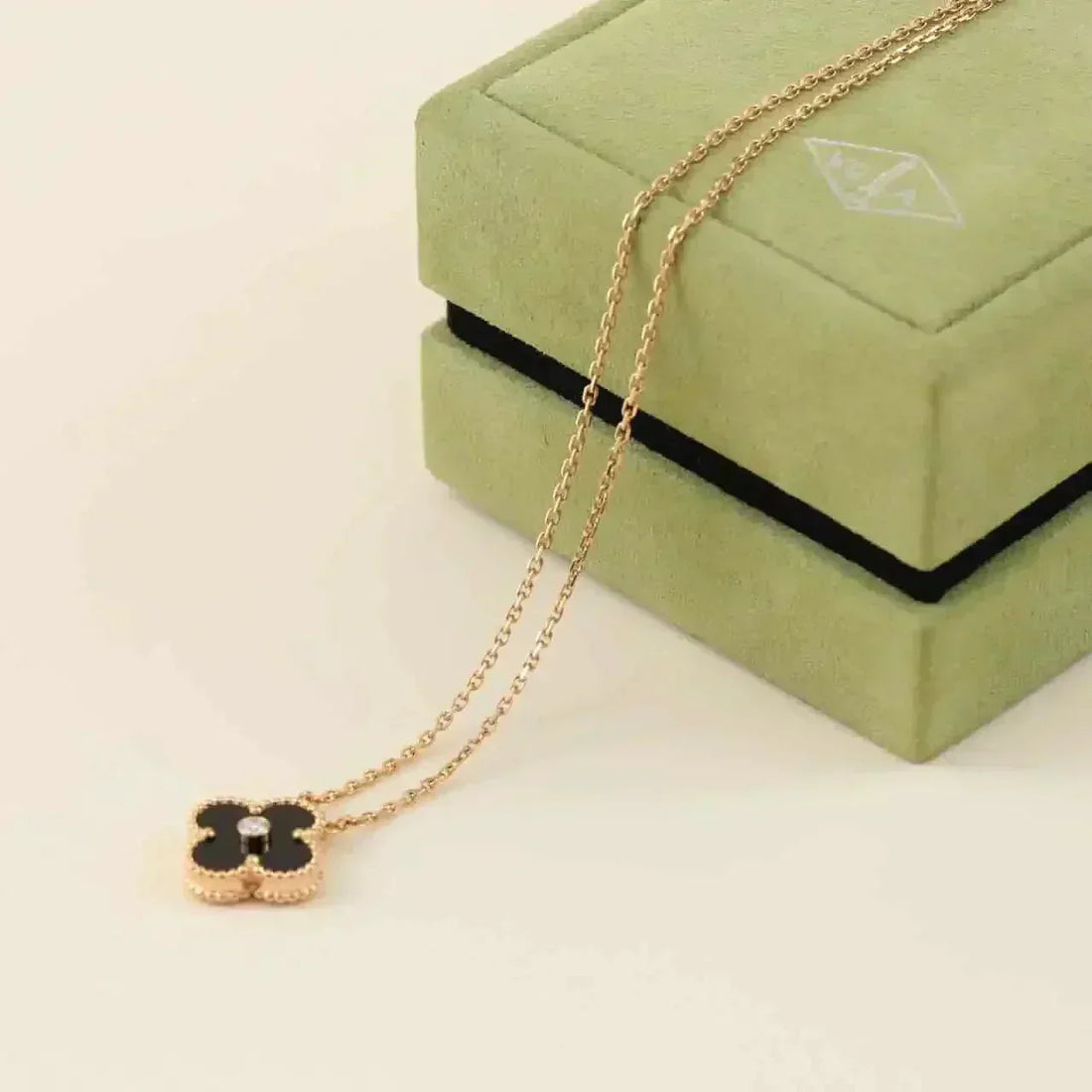 [Limara] CLOVER 15MM DIAMOND ONYX NECKLACE