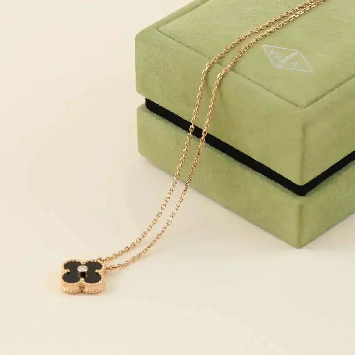[Limara] CLOVER 15MM DIAMOND ONYX NECKLACE