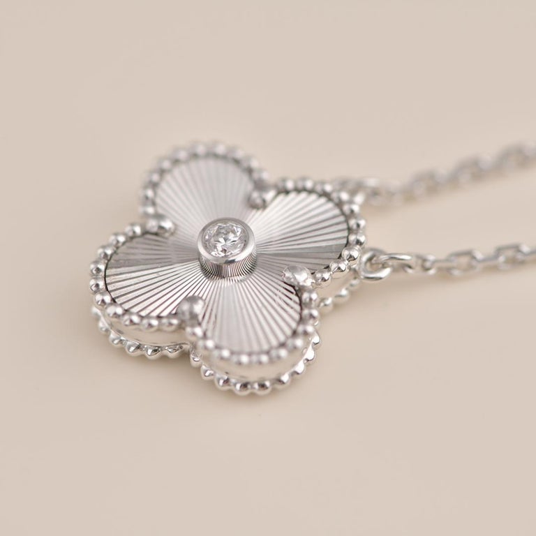 [Limara] CLOVER  15MM DIAMOND LASER NECKLACE SILVER