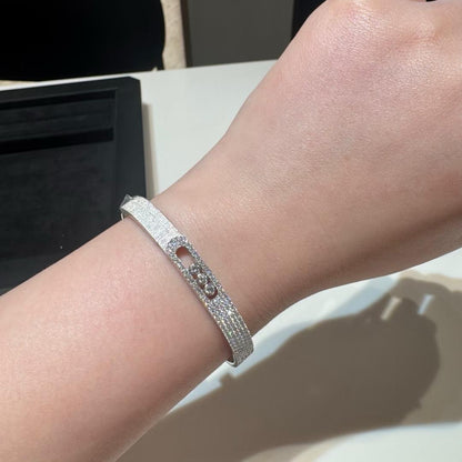 [Limara]MOVE NOA CISELÉ HALF-PAVÉ DIAMOND BANGLE BRACELET