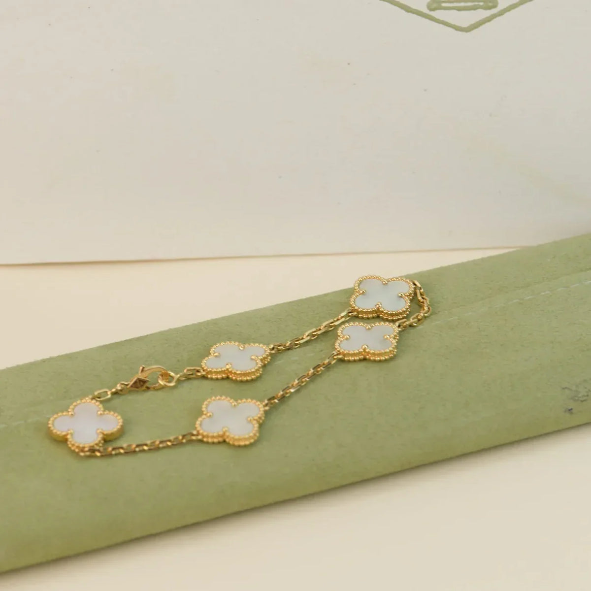 [Limara]LUCKY CLOVER 5-MOTIF BRACELET - WHITE MOTHER-OF-PEARL COLLECTION