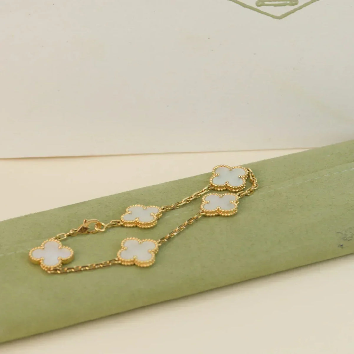 [Limara] CLOVER WHITE PEARL MOP 5 MOTIF BRACELET COLLECTION