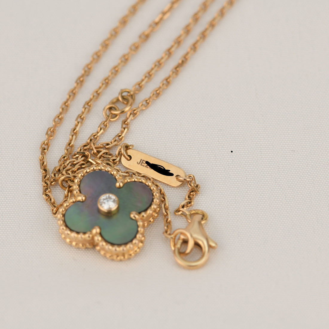 [Limara]CLOVER 15MM DIAMOND AND MOTHER-OF-GREY NECKLACE