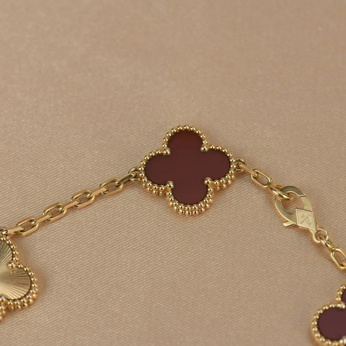 [Limara]LUCKY CLOVER 5-MOTIF BRACELET - RED CARNELIAN COLLECTION