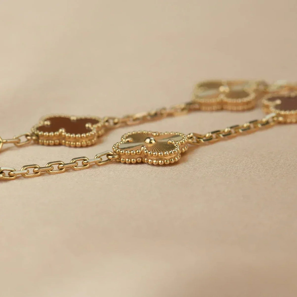 [Limara]  CLOVER 5 MOTIF RED CORNELIAN BRACELET COLLECTION