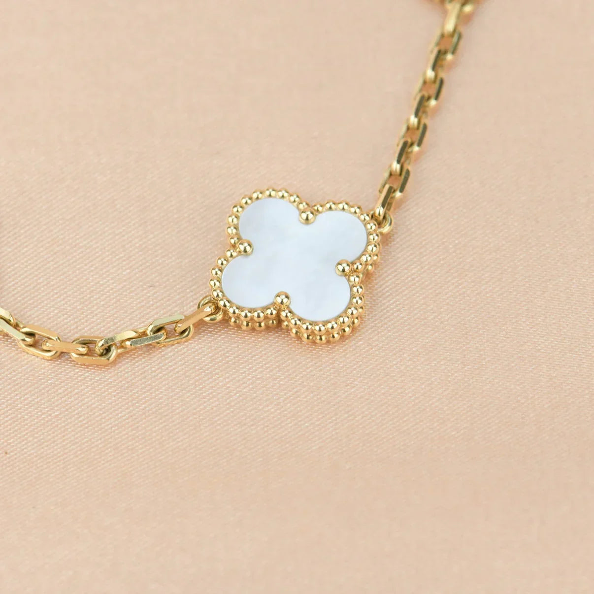 [Limara]LUCKY CLOVER 5-MOTIF BRACELET - WHITE MOTHER-OF-PEARL COLLECTION