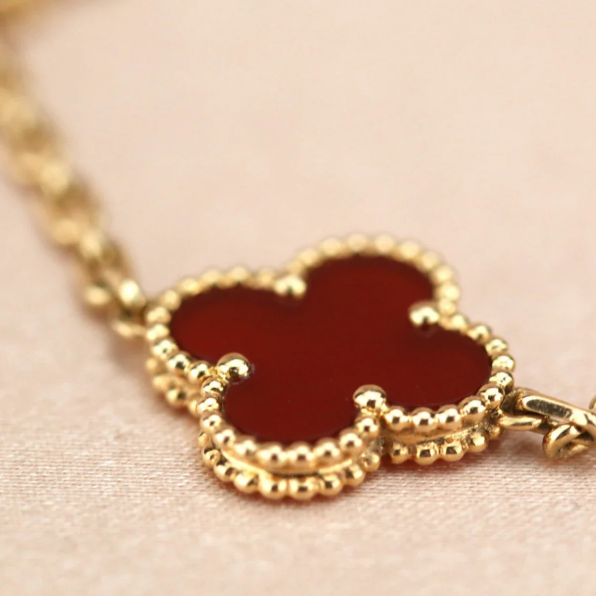 [Limara]LUCKY CLOVER 5-MOTIF BRACELET - RED CARNELIAN COLLECTION