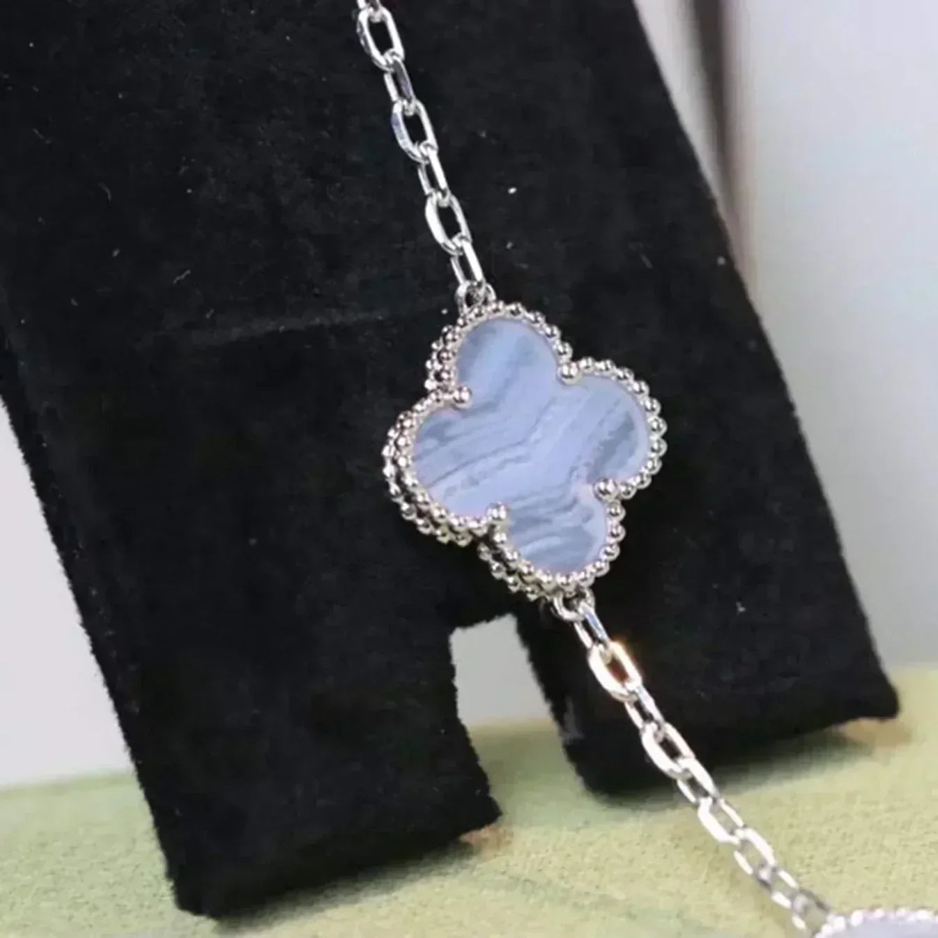 [Limara]LUCKY CLOVER 5-MOTIF BRACELET - PURPLE CHALCEDONY COLLECTION