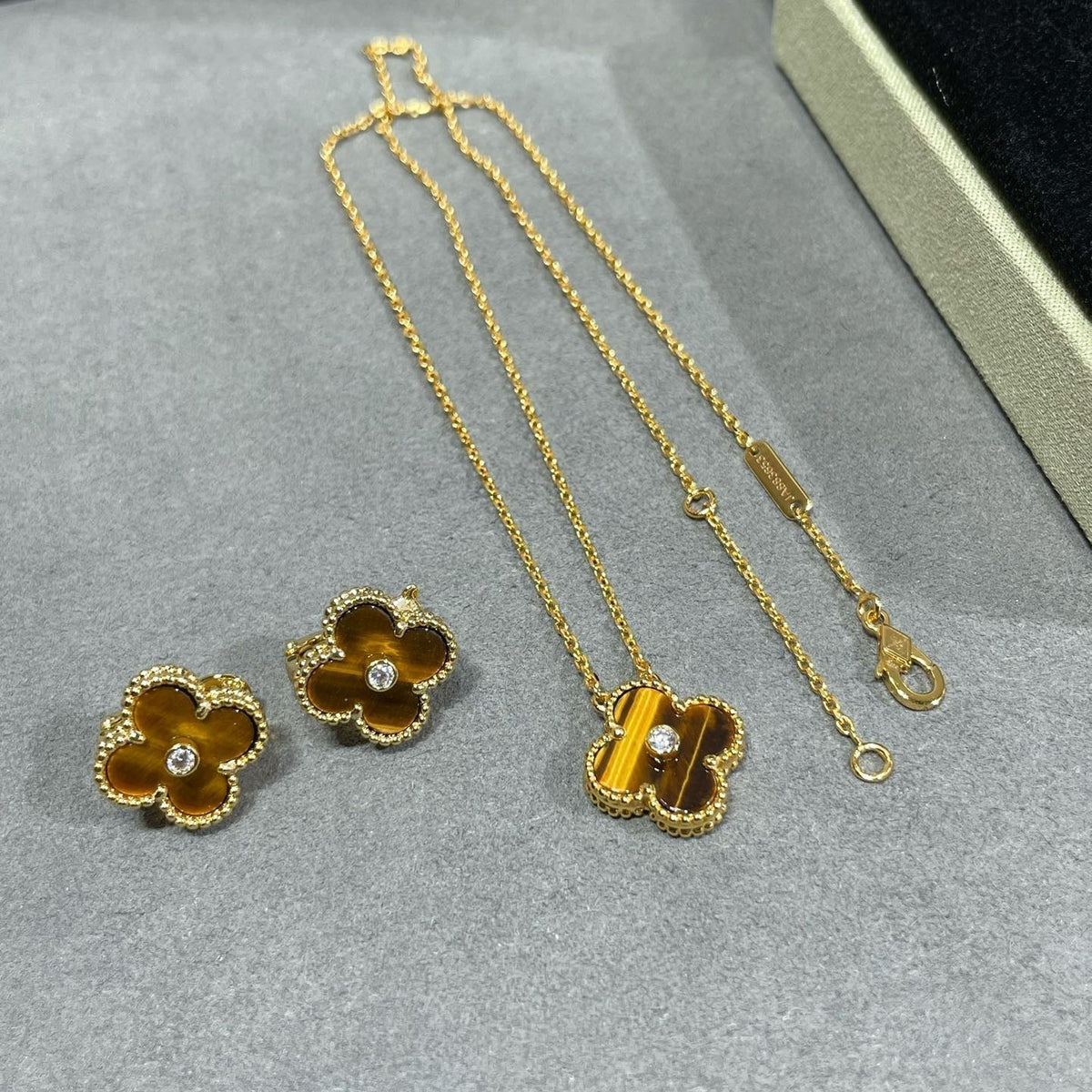 [Limara]CLOVER 15MM DIAMOND AND YELLOW TIGER'S EYE AGATE necklace