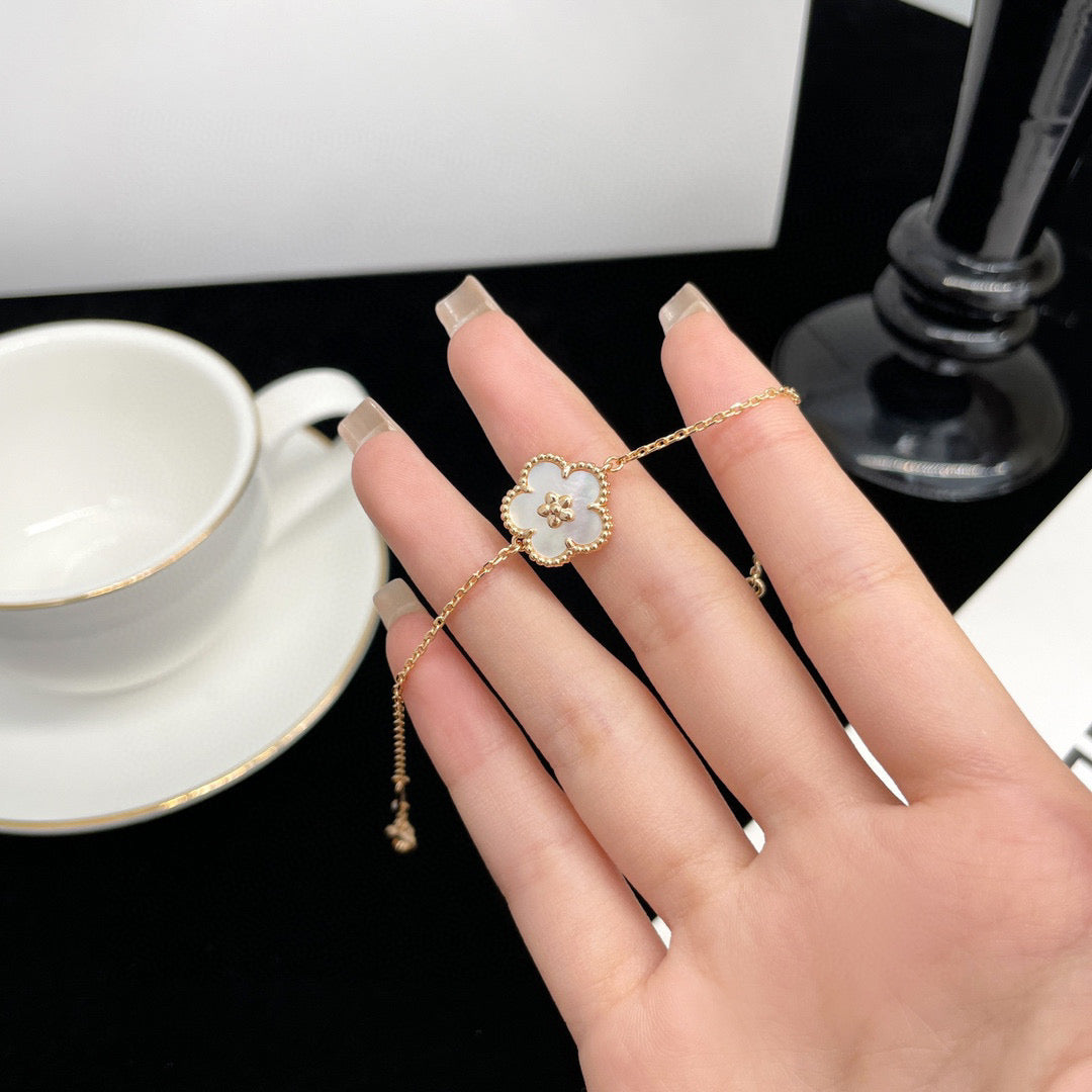 [Limara]LUCKY WHITE MOP PLUM BLOSSOM  BRACELET