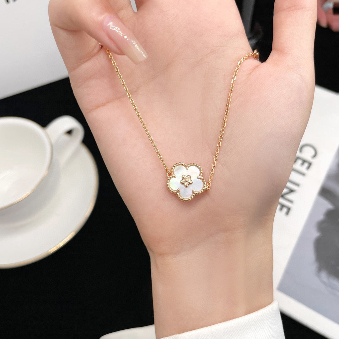 [Limara]LUCKY  WHITE MOP  PLUM BLOSSOM NECKLACE