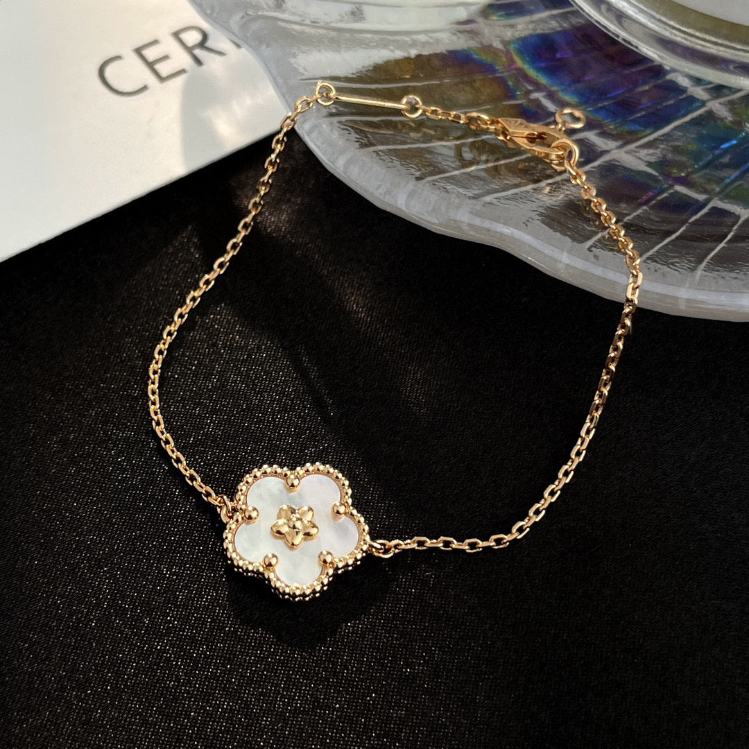 [Limara]LUCKY WHITE MOP PLUM BLOSSOM  BRACELET
